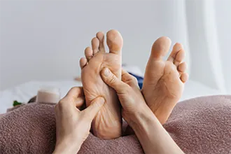 Séance de réflexologie plantaire : pressions sur les zones réflexes du pied